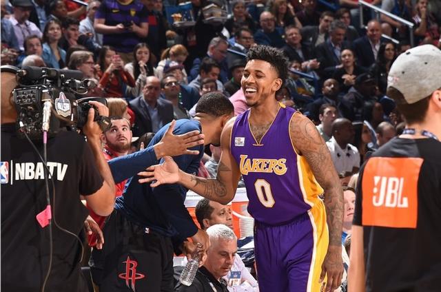 马卡：梅西参观诺坎普引发回归猜测，而美职联支持短期租借（马卡：梅西造访诺坎普引发回归传闻，美职联或批准短期租借）