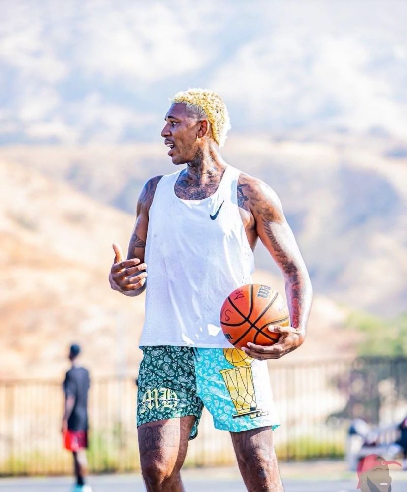 埃梅里告别阿尔巴：当初你被不情愿地改造成边后卫，要给你个拥抱（埃梅里送别阿尔巴：当年被迫改打边后卫，如今以拥抱致意）