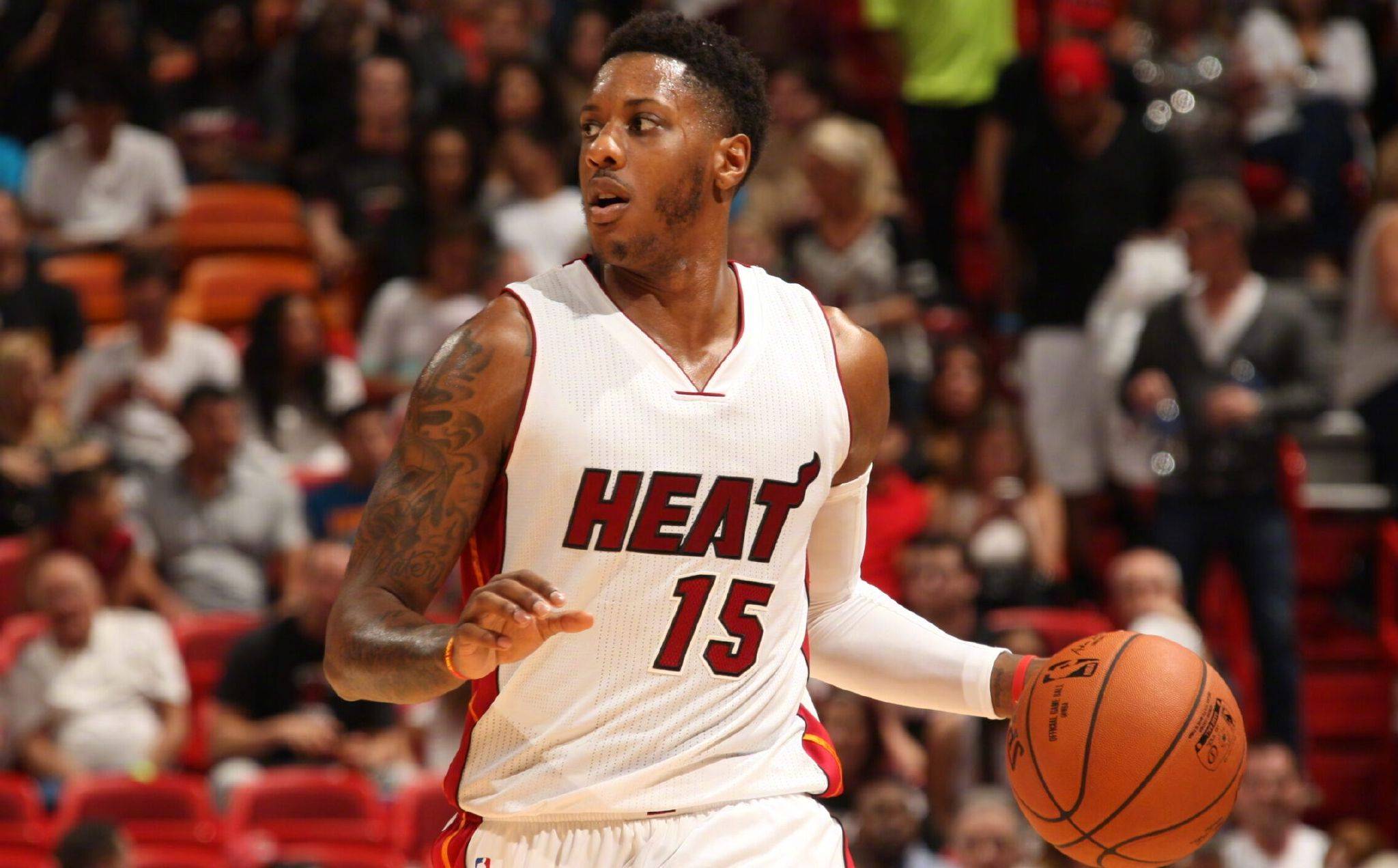 足坛悲喜一夜！AC米兰0-1爆冷被淘汰，13场不败终结，曼联1-1被绝平（足坛冷暖一夜！AC米兰0-1爆冷出局，13场不败告终，曼联1-1遭读秒扳平）