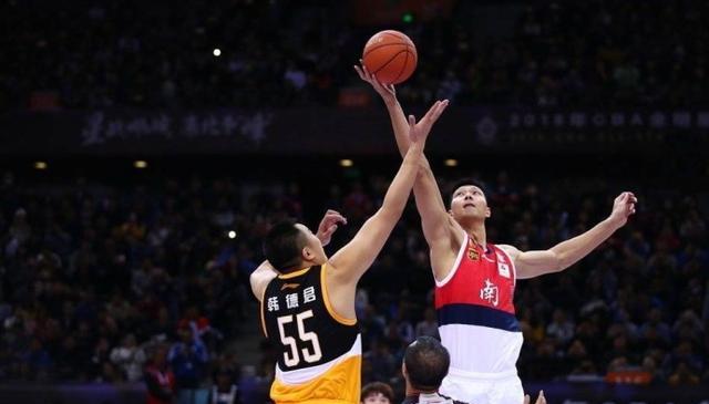 德天空：赫塔16岁中场艾希霍恩引众豪门争夺，其解约金1200万（德天空：16岁赫塔中场新星艾希霍恩获多家豪门青睐，解约金为1200万）