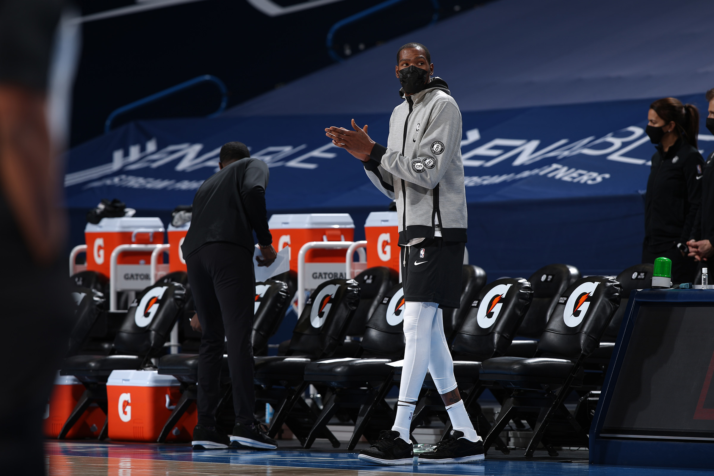 阿斯：巴萨本赛季球场外事务增多，弗里克比上赛季更加情绪化（阿斯报：巴萨本季场外风波增多，弗里克较上赛季更显情绪化）